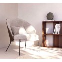 Lichtbruine chenille fauteuil met zwarte metalen poten van Amy VeryForma